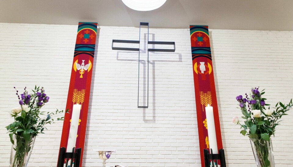 Alteret i Byåsen kirke i Trondheim, som en er av kirkene som skal ha TV-overførte gudstjenester fra høsten av. Foto: Gorm Kallestad / NTB