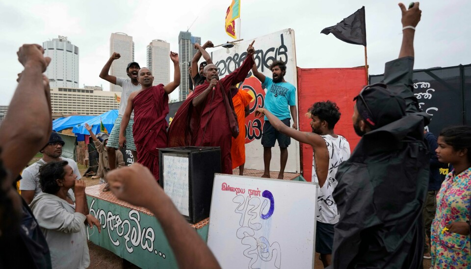 En demonstrasjon onsdag mot president Ranil Wickremesinghes regjering i Sri Lankas hovedstad Colombo. Landets nye president sier regjeringen hans utarbeider et politisk veikart for de neste 25 årene som tar sikte på å kutte offentlig gjeld, og gjøre landet til en konkurransedyktig eksportøkonomi. En demonstrasjon onsdag mot president Ranil Wickremesinghes regjering i Sri Lankas hovedstad Colombo. Landets nye president sier regjeringen hans utarbeider et politisk veikart for de neste 25 årene som tar sikte på å kutte offentlig gjeld, og gjøre landet til en konkurransedyktig eksportøkonomi. Foto: Eranga Jayawardena / AP / NTB