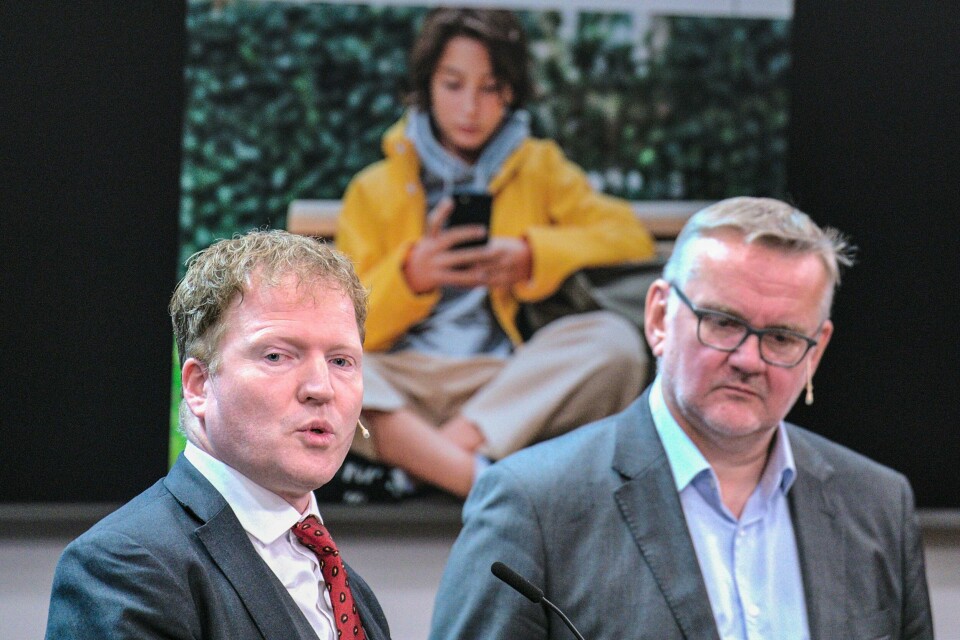 Leder i personvernkommisjonen, John Arne Moen (t.h.), overleverer kommisjonens rapport om situasjonen for personvern i Norge til kommunal- og distriktsminister, Sigbjørn Gjelsvik. Kommunal- og distriktsminister Sigbjørn Gjelsvik (t.v.) mottok mandag rapporten fra personvernkommisjonen fra kommisjonsleder John Arne Moen (t.h.).Foto: Stian Lysberg Solum / NTB
