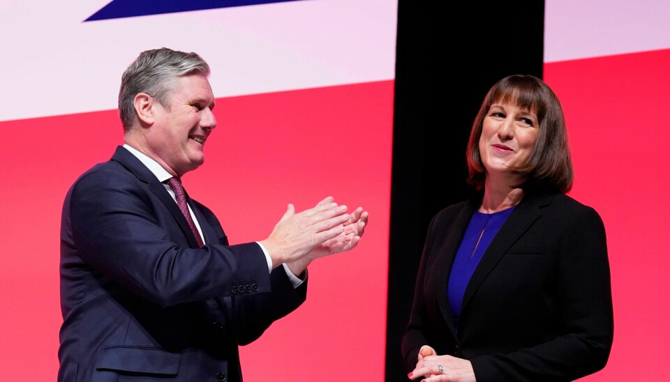Labour-leder Keir Starmer (venstre) og finanspolitisk talsperson Rachel Reeves på Labours partikonferanse mandag. Labour-leder Keir Starmer (venstre) og finanspolitisk talsperson Rachel Reeves på Labours partikonferanse mandag. Foto: Stefan Rousseau / PA via AP / NTB