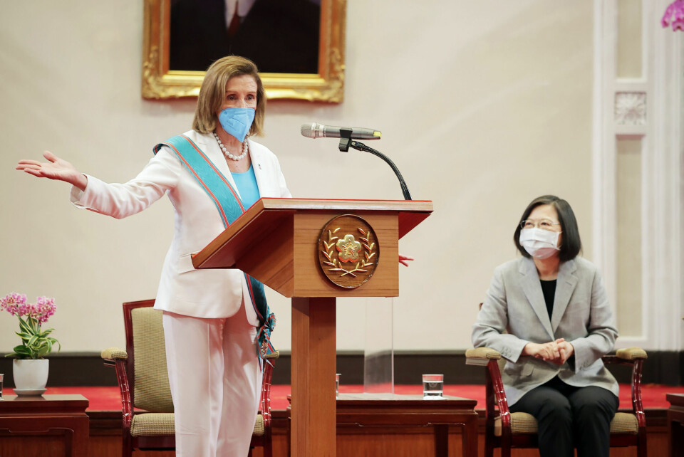 Nancy Pelosi kom med løfter da hun besøkte Taiwan denne uka. Her sammen med Taiwans president Tsai Ing-wen. Nancy Pelosi på talerstolen i Taiwan. aiwans president Tsai Ing-wen sitter i bakgrunnen.