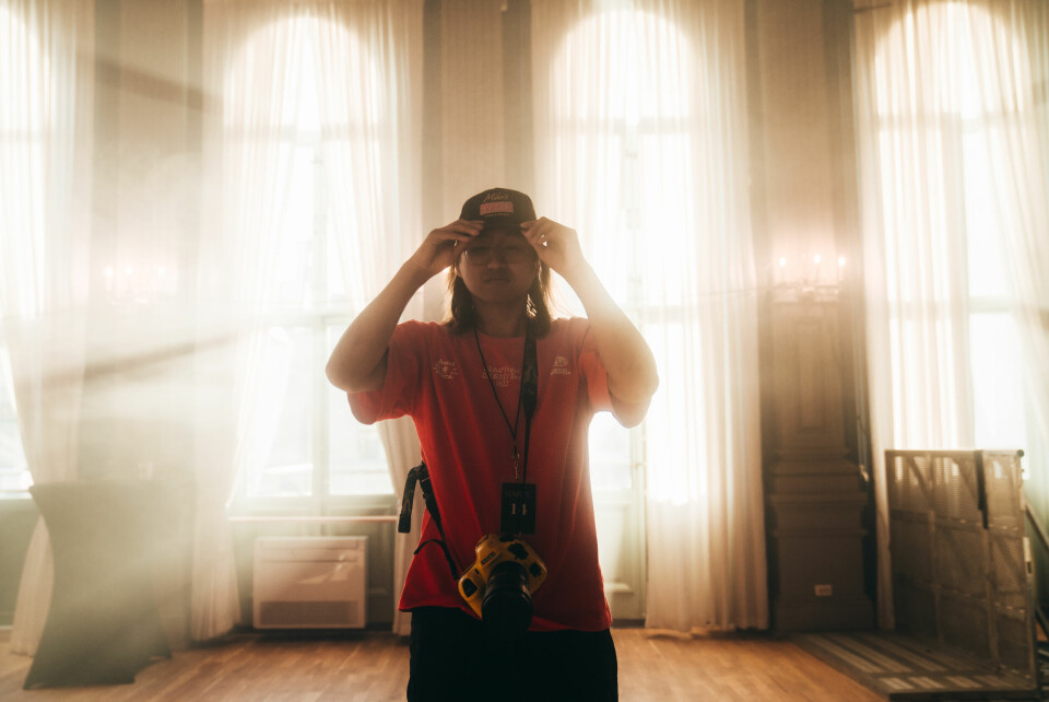 «Big Papa Goat» er tett knyttet til Karpes faste fotograf, Michael Ray «Mike» Vera Cruz Angeles. Karpe
