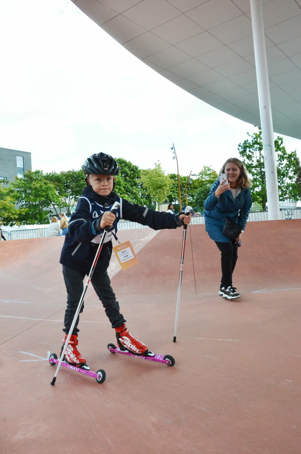 Oliver Douglas Hiksdal (7) viser fram skiferdighetene mens mamma Hanna Renée Hiksdal filmer under Blinkfestivalen i Sandnes. Sjuåringen har stått på ski før, men det var første gang på rulleski. Oliver Douglas Hiksdal (7) viser fram skiferdighetene mens mamma Hanna Renée Hiksdal filmer. Sjuåringen har stått på ski før, men det var første gang på rulleski.