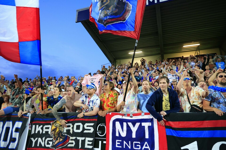 Tribunen var i konstant bevegelse av bortesupportere, badeballer og oppblåsbare krokodiller, og det som skjedde på banen speilet festen «sydenturistene» som hadde tatt turen til Grimstad holdt, skriver Aperopet. Tribunen var i konstant bevegelse av bortesupportere, badeballer og oppblåsbare krokodiller, og det som skjedde på banen speilet festen «sydenturistene» som hadde tatt turen til Grimstad holdt, skriver Aperopet.
