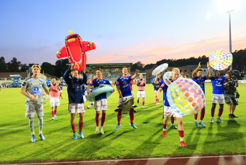 Både Vålerenga-spillerne på banen, og supporterne utenfor, koste seg på tur til «Syden» da Jerv ble slått i forrige kamp. Både Vålerenga-spillerne på banen, og supporterne utenfor, koste seg på tur til «Syden» da Jerv ble slått i forrige kamp.