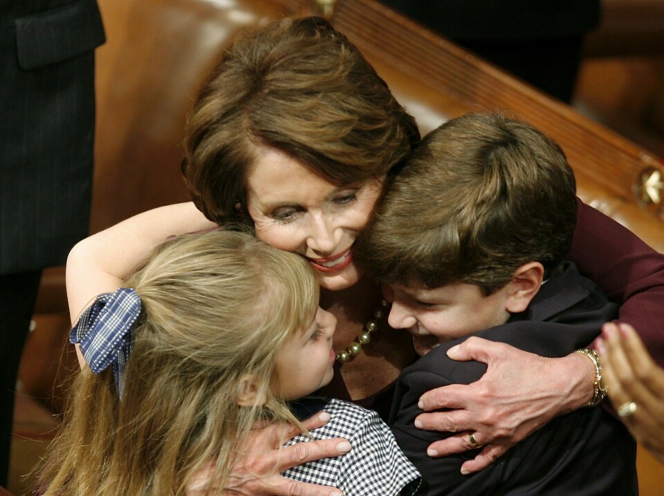 Nancy Pelosi med to av barnebarna da hun ble speaker for første gang i 2007. Nancy Pelosi med to av barnebarna da hun ble speaker for første gang i 2007.
