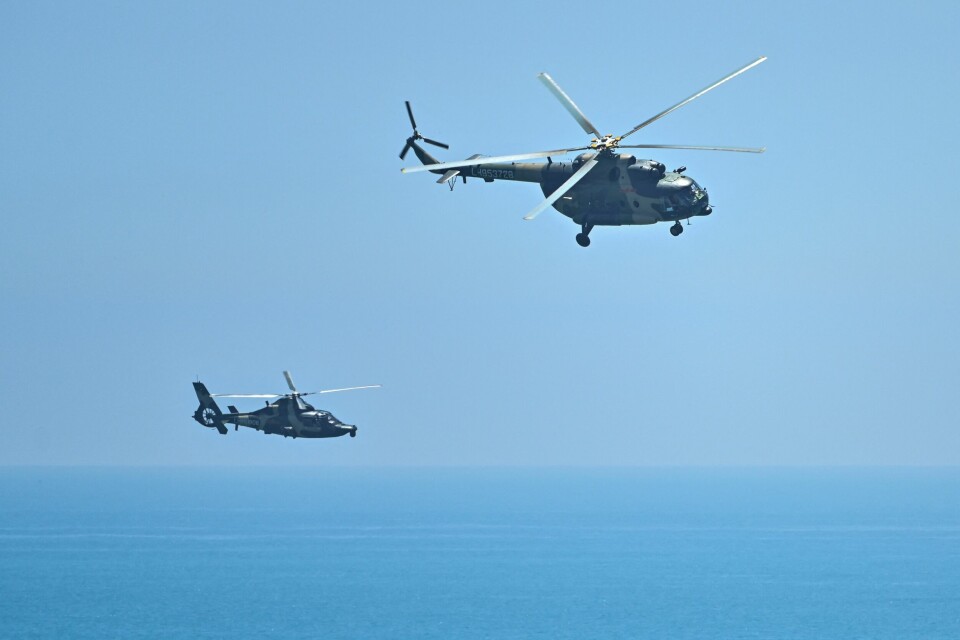 Kinesiske militærhelikoptre flyr forbi Pingtan øya, et av punktene på Fastlands-Kina som er nærmest Taiwan. Kinesiske militærhelikoptre flyr forbi Pingtan øya, et av punktene på Fastlands-Kina som er nærmest Taiwan.