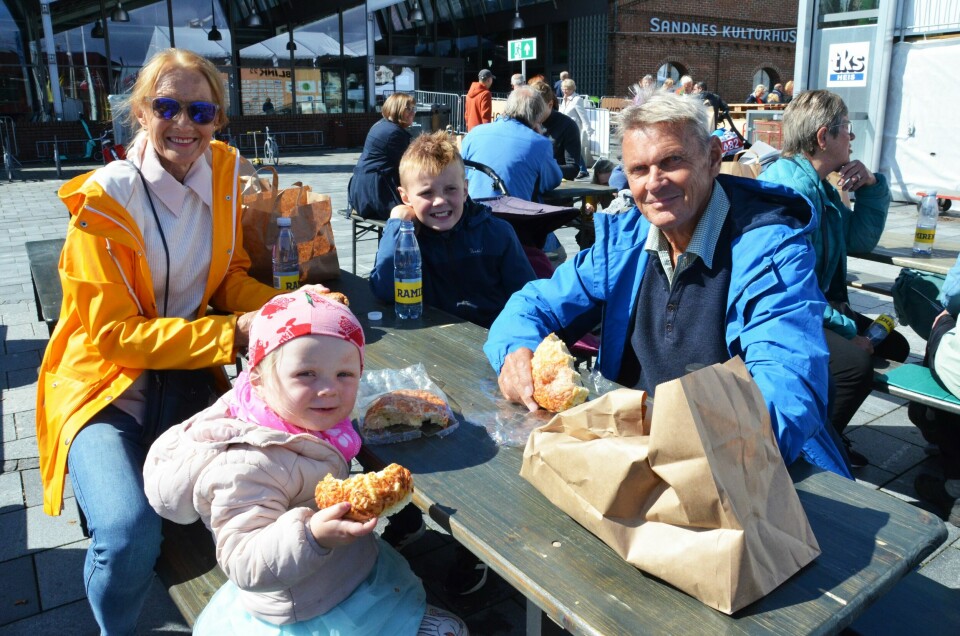 Sigurd og Vilde koste seg på Blink med besteforeldrene Astrid og Knut. Sigurd og Vilde koste seg på Blink med besteforeldrene Astrid og Knut.