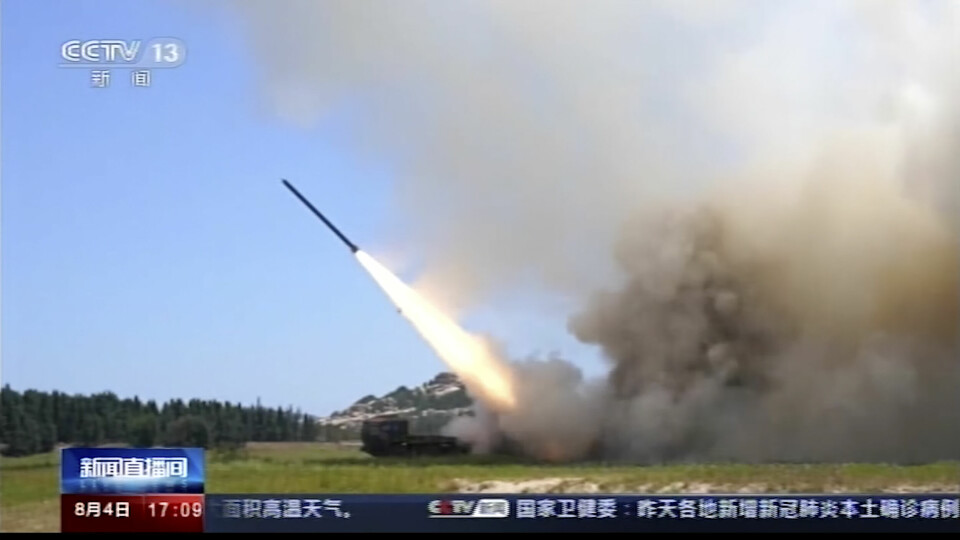Kina har prøveskutt langtrekkende raketter i sine største militærøvelser noensinne i farvannene rundt Taiwan. Dette bildet fra Kinas CCTV viser utskytingen av en rakett fra ukjent sted i Kina torsdag. Dette bildet fra Kinas CCTV viser utskytingen av en rakett fra ukjent sted i Kina torsdag.