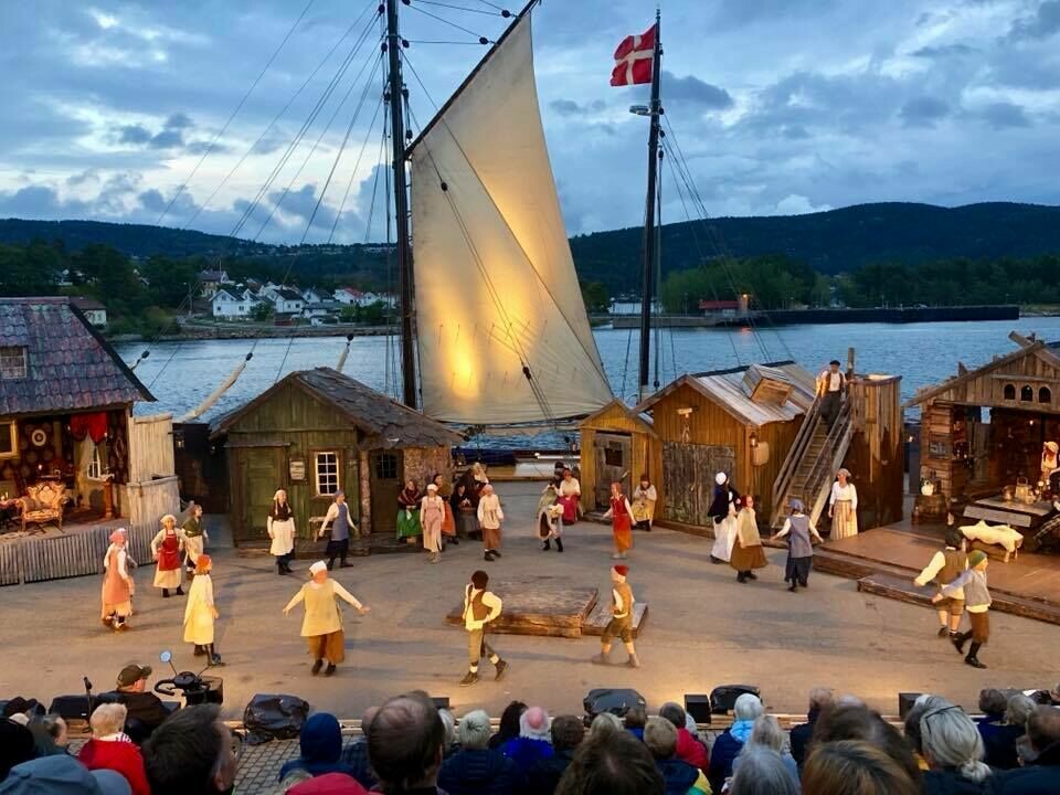 Fra ett av Den Gode Hensigts spill. I år blir det en konsertserie med høydepunkt fra ti år med musikaler i Svelvik. Fra ett av Den Gode Hensigts spill. I år blir det en konsertserie med høydepunkt fra ti år med musikaler i Svelvik.