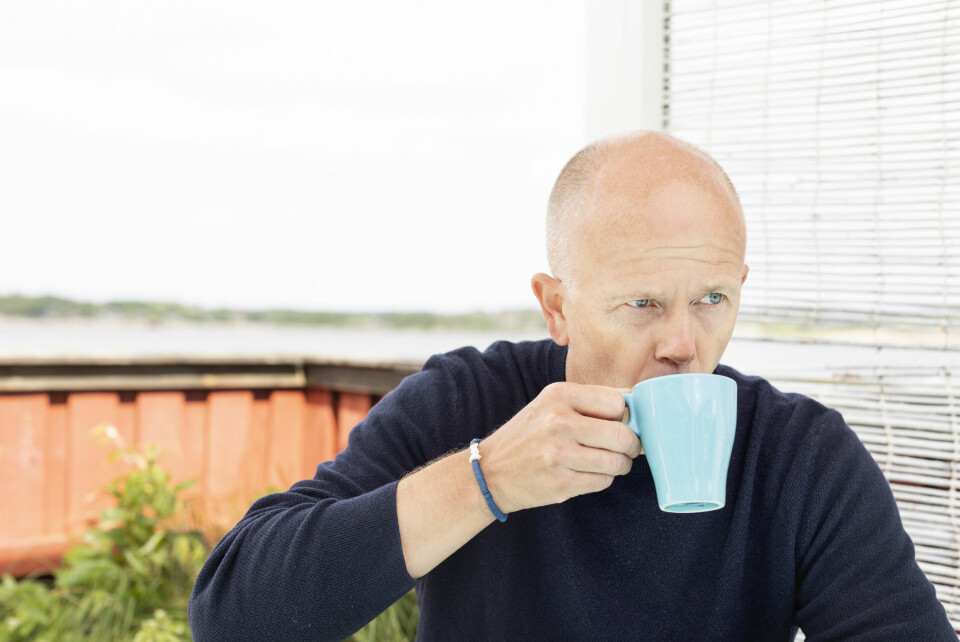 – Hele familien liker å gå ut og spise. I går kveld var vi Hos Martin på Edholmen. I dag skal vi på Slippen, forteller Svein Holden som har bedt oss å møte ham på Brattestø Marina og Sjøsiden BAR denne sommerdagen. Svein Holden på Hvaler