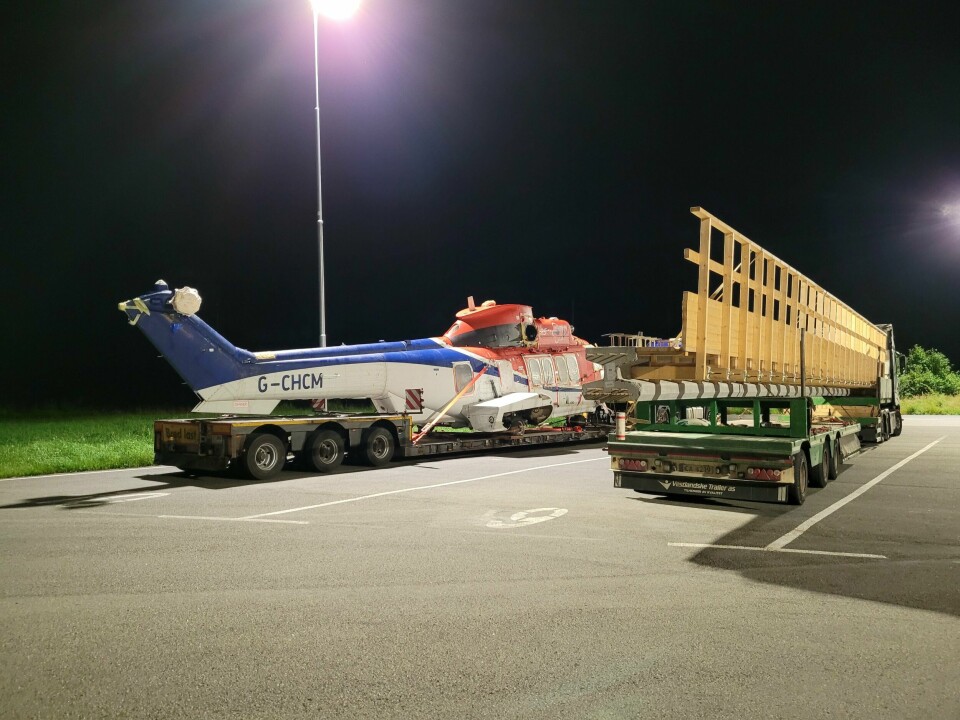 Et kjøretøy som fraktet et helikopter fikk bruksforbud av kontrollørene fra Statens vegvesen natt til tirsdag. Et kjøretøy som fraktet et helikopter fikk bruksforbud av kontrollørene fra Statens vegvesen natt til tirsdag.
