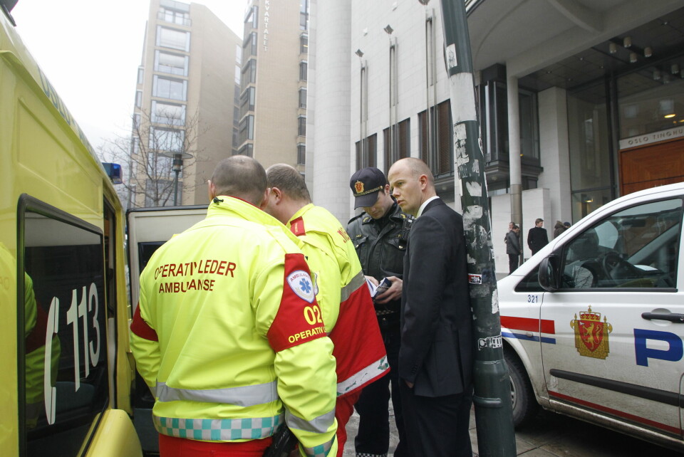 Under rettssaken mot Stig Millehaugen i januar 2011 oppstod sammenstøt mellom personer tilknyttet B-gjengen og Young Guns som førte til evakuering. Her ses aktor Svein Holden (t.h.) i samtale med politiet utenfor Oslo tinghus. Aktor Svein Holden snakker med politiet utenfor tinghuset.