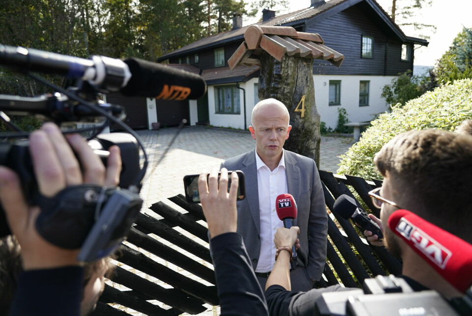 Svein Holden utenfor Anne-Elisabeth og Tom Hagens hjem i Lørenskog. Tom Hagens forsvarere Svein Holden utenfor huset i Sloraveien