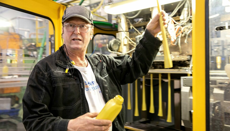 FREMTIDIG FLASKE: Oddmund Karlsen er leder av FLT-klubben hos Berry på Kambo. Her viser han frem det som skal bli til en flaske, i kaldt format. Berry