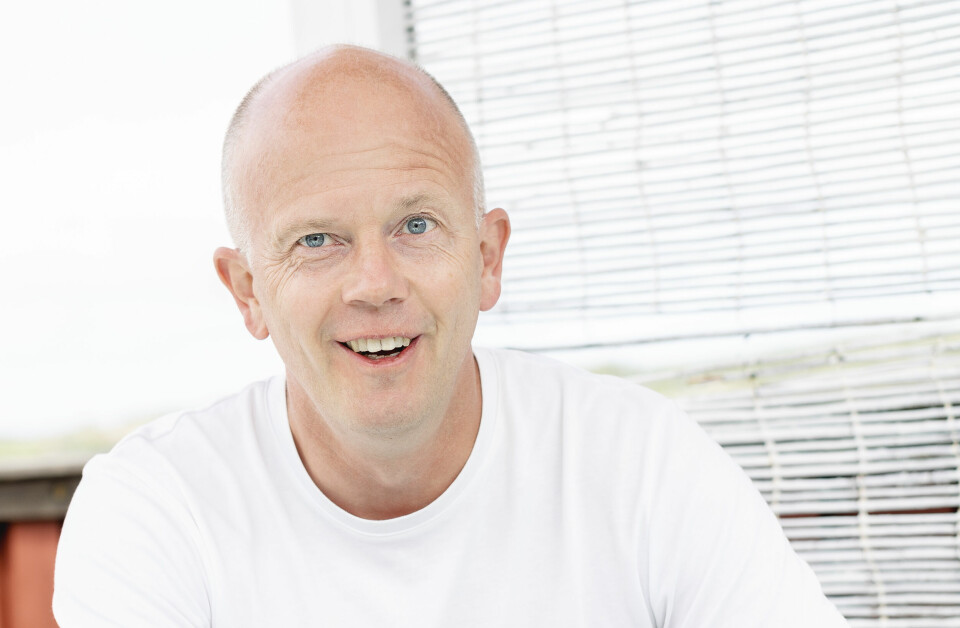 Det er ikke ofte vi ser Svein Holden smile eller le på bilder i mediene. – Det er en bevisst strategi. Det er sjelden passende å sette opp sitt bredeste smil i en straffesak. Derfor har jeg heller en litt kjedeligere fremtoning, sier Holden som her riktignok byr på en stort feriesmil. Svein Holden på Hvaler