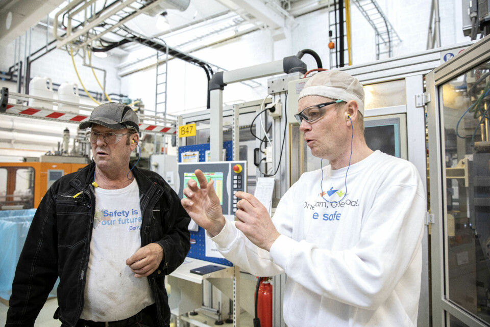 PLASTKUNNSKAPEN PÅ PLASS: Stein Ivar Skogvoll forklarer og Oddmund Karlsen (i sort) følger nøye med. Dette er karer som har peiling på plast. Berry