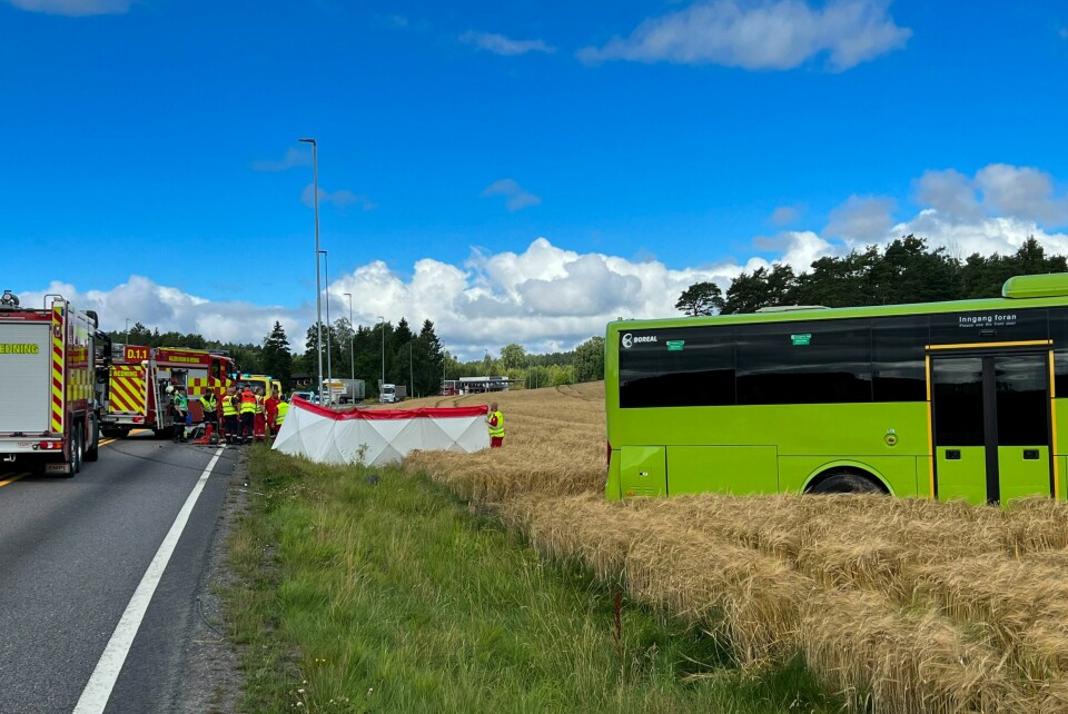 To personer er bekreftet omkommet og tre personer er kjørt til sykehus etter en kollisjon mellom en buss og en personbil ved Sørlifeltet i Halden mandag formiddag. To personer er bekreftet omkommet og tre personer er kjørt til sykehus etter en kollisjon mellom en buss og en personbil ved Sørlifeltet i Halden mandag formiddag.Foto: Johnny Larsen / NTB