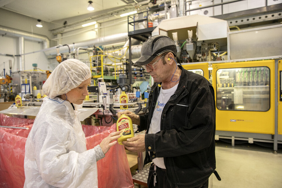 DET FERDIGE PRODUKTET: Oddmund Karlsen viser regionrådgiver Elisabeth Mogård en smør- og rapsoljeflaske produsert for Arla i Sverige. Berry