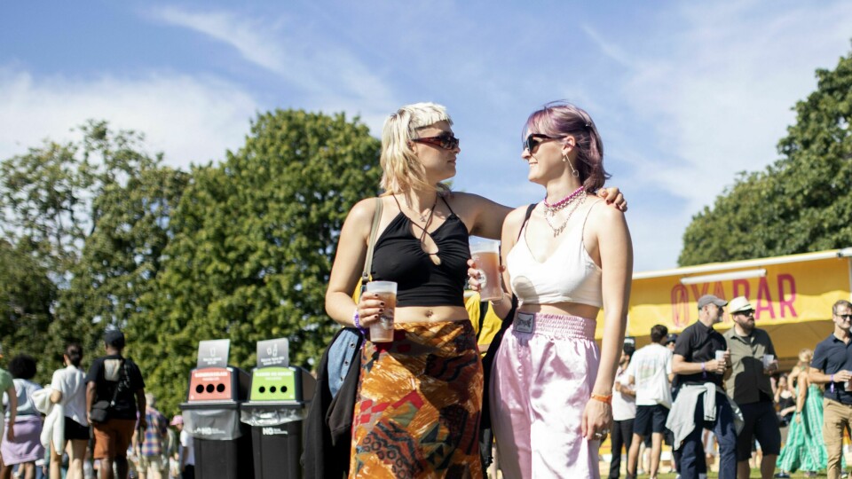 Andrea Cederkvist og Frida Stray (23) har gått for komfort når de har kledd seg for øya. Men også for å synes litt. Øya mote