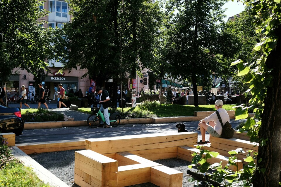 Midt i det som fram til i sommer var en traffikert vei har Oslo kommune satt ut benker og beplantning. Midt i det som frem til i sommer var en traffikert vei har Oslo kommune satt ut benker og beplantning.