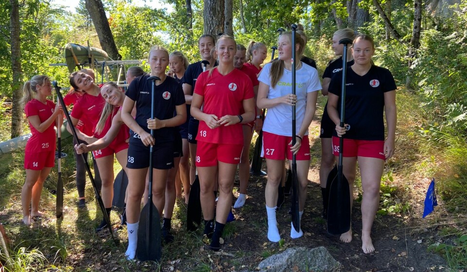 Den andre strake sommeren med en TV-inspirert, sosial og fysisk lagbyggingsdag ga mersmak for Julie Hulleberg (midten, i rødt), som gjerne ser at opplegget blir en tradisjon for FBK-spillerne. Den andre strake sommeren med en TV-inspirert, sosial og fysisk lagbyggingsdag ga mersmak for Julie Hulleberg (midten, i rødt), som gjerne ser at opplegget blir en tradisjon for FBK-spillerne.