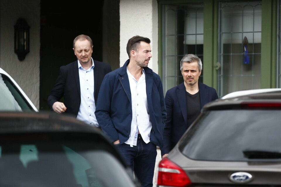 Etterforskningslederne Børge Rønning fra Øst politidistrikt (t.h.), og Frode Lier fra Kripos (i midten) trekker seg fra Lørenskog-saken. Etterforskningslederne Børge Rønning fra Øst politidistrikt (t.h.), og Frode Lier fra Kripos (i midten) trekker seg fra Lørenskog – saken. Foto: Terje Pedersen / NTB