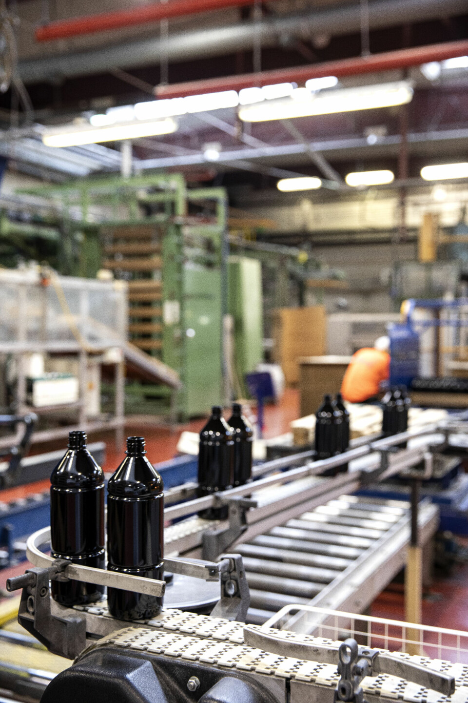 PÅ VEI: Her ser du teknisk PET-flasker på én liter som er på vei til pakking. Berry