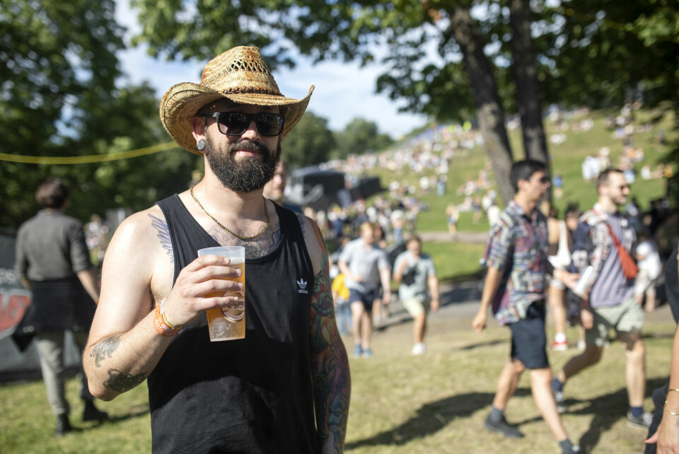 Tore Nøkleby (36) har kledd seg for å bli lagt merke til første festivaldag på Øya. Øya mote