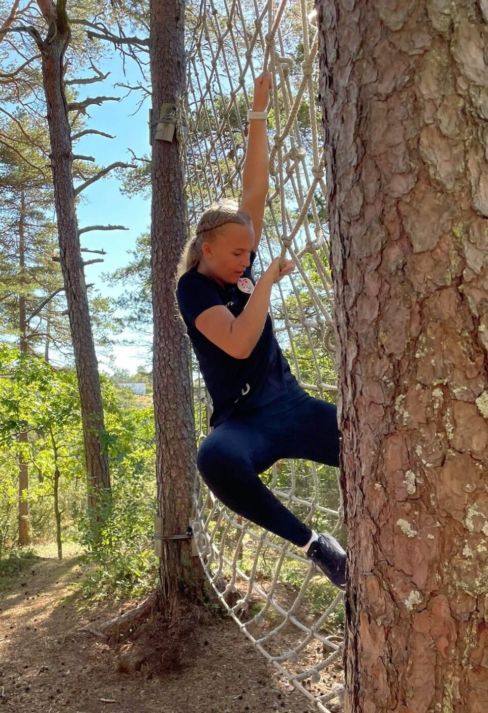 Målvakt Kaja Søberg Arnesen og de andre FBK-spillerne fikk blant annet testet seg i en hinderløype under klubbens egen versjon av NRK-produksjonen Mesternes mester. Målvakt Kaja Søberg Arnesen og de andre FBK-spillerne fikk blant annet testet seg i en hinderløype under klubbens egen versjon av NRK-produksjonen Mesternes mester.