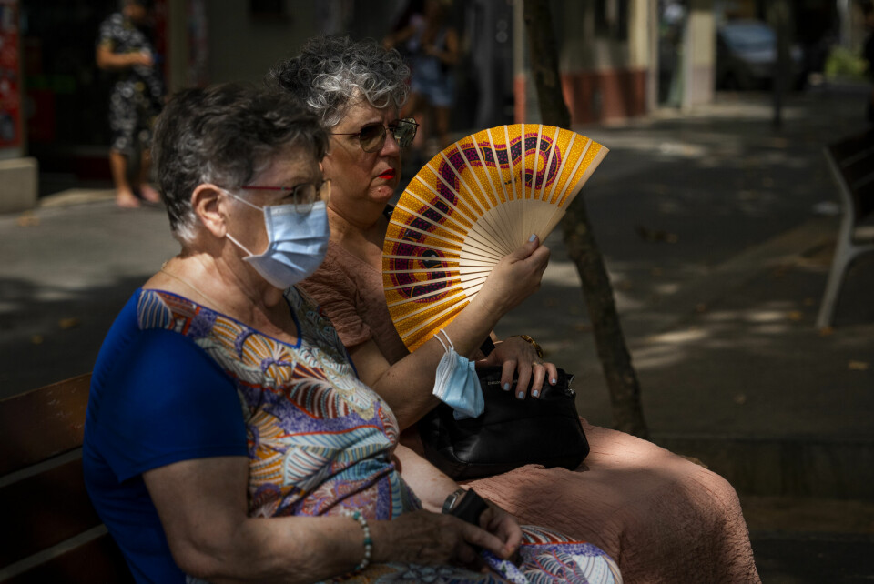 Det har vært varmere enn normalt i Spania i sommer. Her kjøler to damer seg ned i Barcelona. Det har vært varmt i Spania i sommer. Her kjøler to damer seg ned i Barcelona.