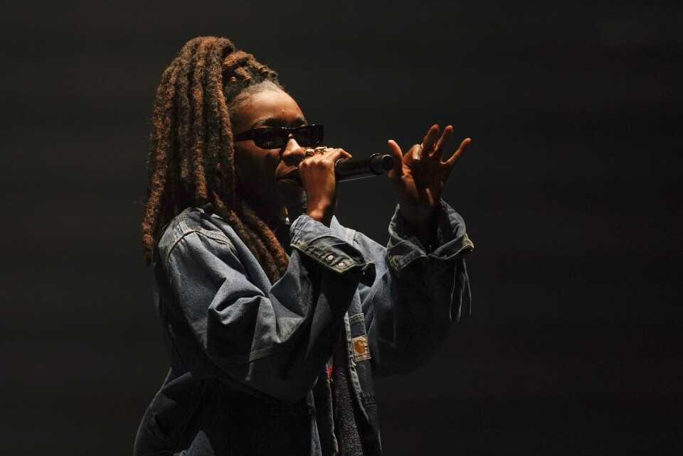 Little Simz performs live onstage, in London, Thursday, Dec. 16, 2021. (AP Photo/Alberto Pezzali) NTB kultur Little Simz kommer til Øya til sommeren. Her er hun på konsert i London rett før jul. Foto: AP