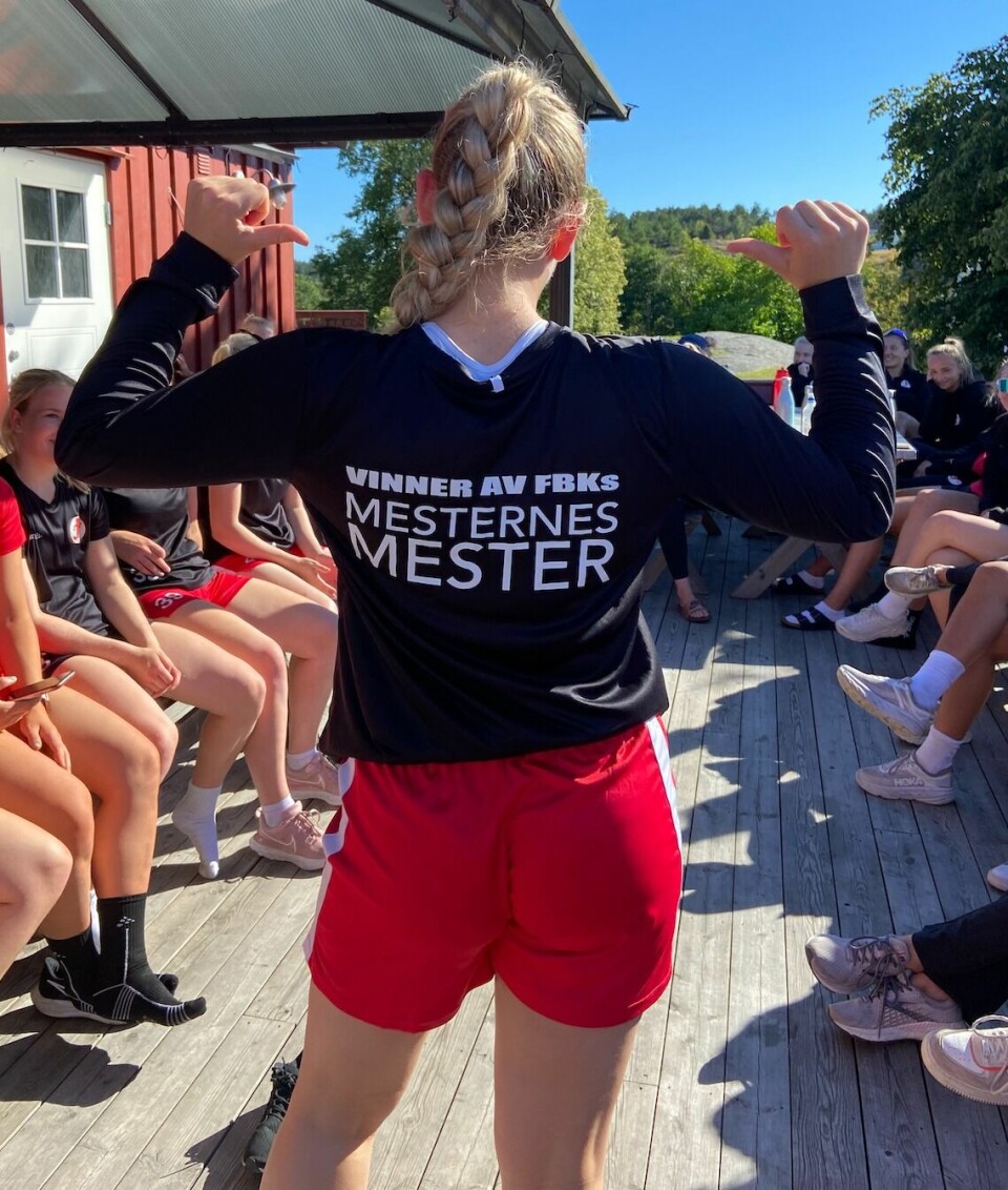 Rekruttspiller Konstanse Nilsen Stang kunne stolt posere foran lagvenninnene i genseren som beviser at hun er Mesternes mester på Solhaug. Rekruttspiller Konstanse Nilsen Stang kunne stolt posere foran lagvenninnene i genseren som beviser at hun er Mesternes mester på Solhaug.