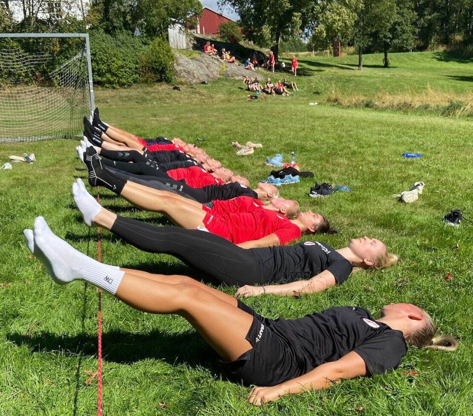 Ikke dårlig – håndballspillerne i FBK mestrer også synkron restitusjon. Ikke dårlig – håndballspillerne i FBK mestrer også synkron restitusjon.