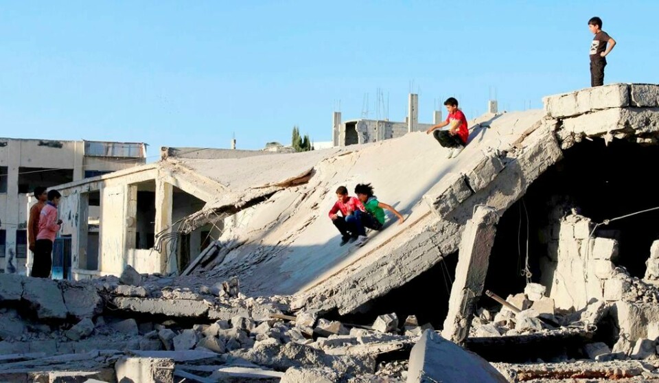 En ødelagt bygning blir brukt som sklie av barn i den opprørskontrollerte byen Daraa i sørvestlige del av Syria. Onsdag meldte statlige medier at en IS-topp sprengte seg i lufta i byen. En ødelagt bygning blir brukt som sklie av barn i den opprørskontrollerte byen Daraa i sørvestlige del av Syria. Våpenhvileavtalen har brakt et ørlite håp om bedring, men faren er stor for tilbakeslag. Bildet er fra mandag, noen timer før avtalen trådte i kraft natt til i går.
