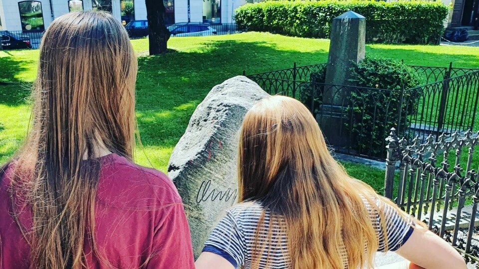 Artikkelforfatteren tok med seg barna på graven til Olof Palme i Stockholm. Gravstedet ligger bare drøye 200 meter fra der den sosialdemokratiske svenske statsministeren ble skutt og drept av en hittil ukjent drapsmann 28. februar 1986. Barn på grav.
