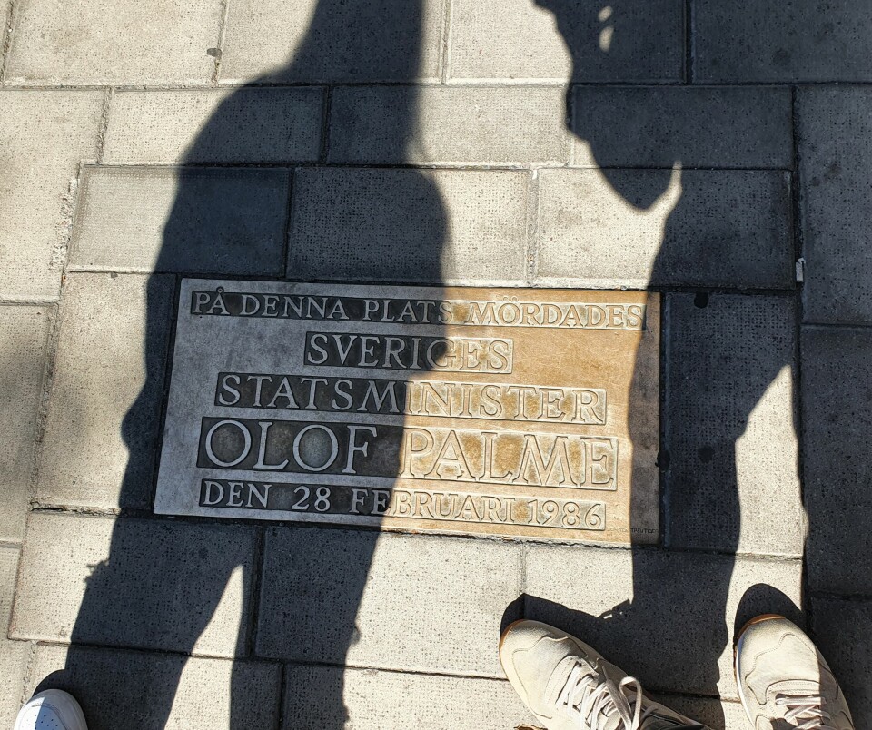 Besøk på stedet der Sveriges statsminister Olof Palme ble skutt og drept 28. februar 1986. Minnested