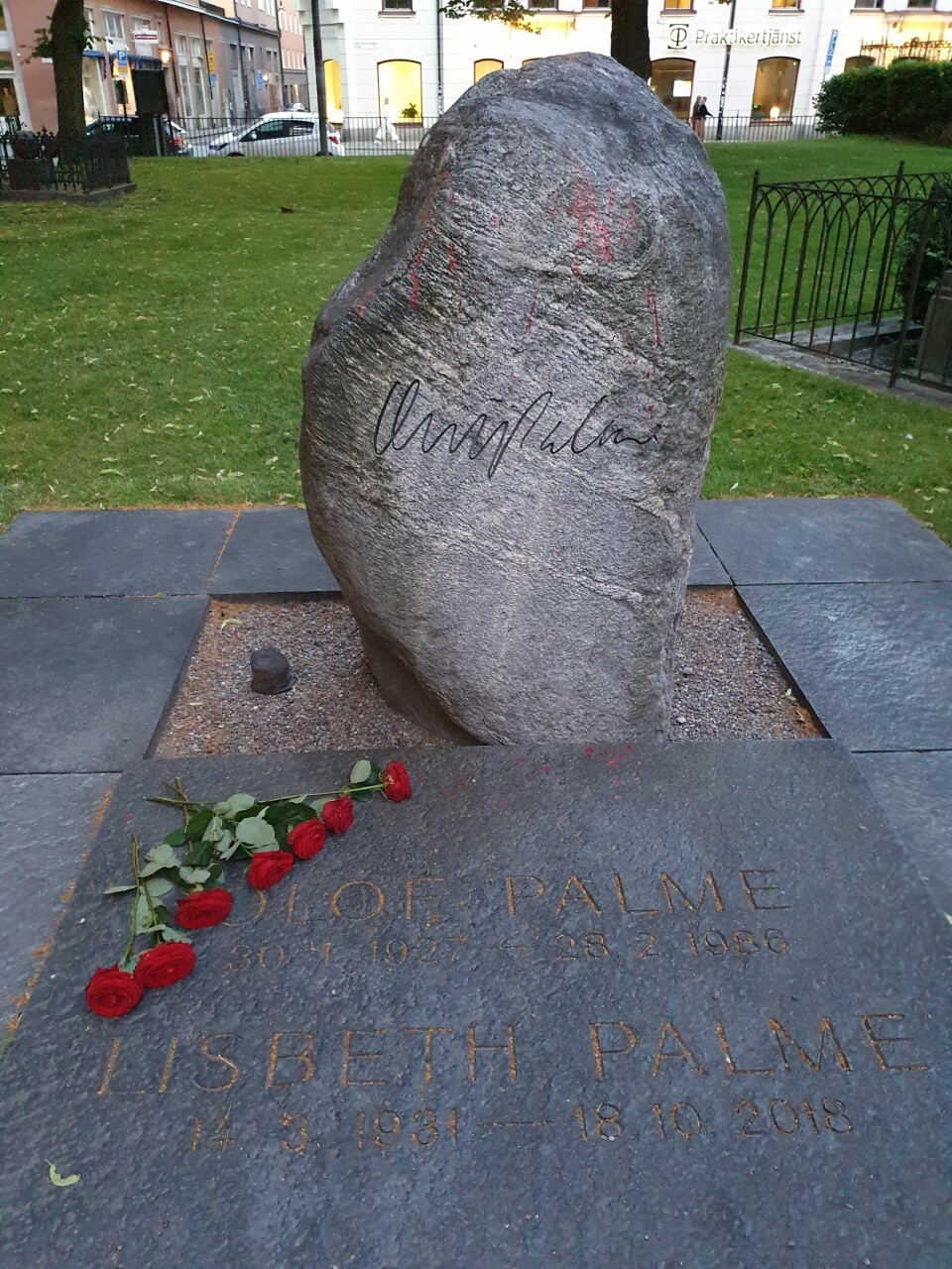 Besøk på graven til Sveriges drepte statsminister Olof Palme og kona Lisbeth Palme. Gravstein.