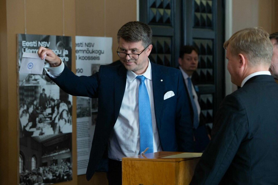 Estlands utenriksminister Urmas Reinsalu. One of the leaders of the opposition, member of Parliament and Former Estonian Foreign Minister Urmas Reinsalu shows his ballot before casting his vote in the first round of the Estonian Presidential election in Tallinn, Estonia, on August 30, 2021. - Estonia's new President Alar Karis was elected in a second round of voting on August 31, 2021 in Tallinn. (Photo by RAIGO PAJULA / AFP)