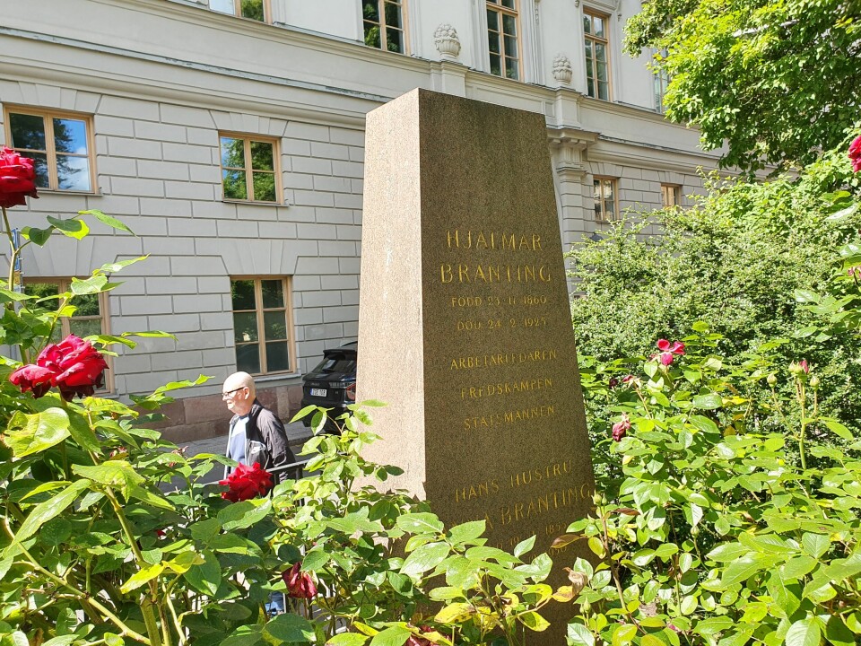 Det er ikke bare Olof Palme som ligger begravet på Adolf Fredriks kirkegård i Stockholm. Noen meter unna ligger også den sosialdemokratiske høvdingen i svensk historie, Hjalmar Branting. Branting var statsminister i tre perioder, avisredaktør i mange år og ble tildelt Nobels fredspris i 1921. I store norske leksikon beskrives han slik: «Branting er den fremste personlighet som ikke bare svensk, men nordisk arbeiderbevegelse har fostret, og mer enn noen annen enkelt mann la han ved sin kloke ledelse grunnen til den sterke stillingen svensk sosialdemokrati nådde senere». Gravstein.