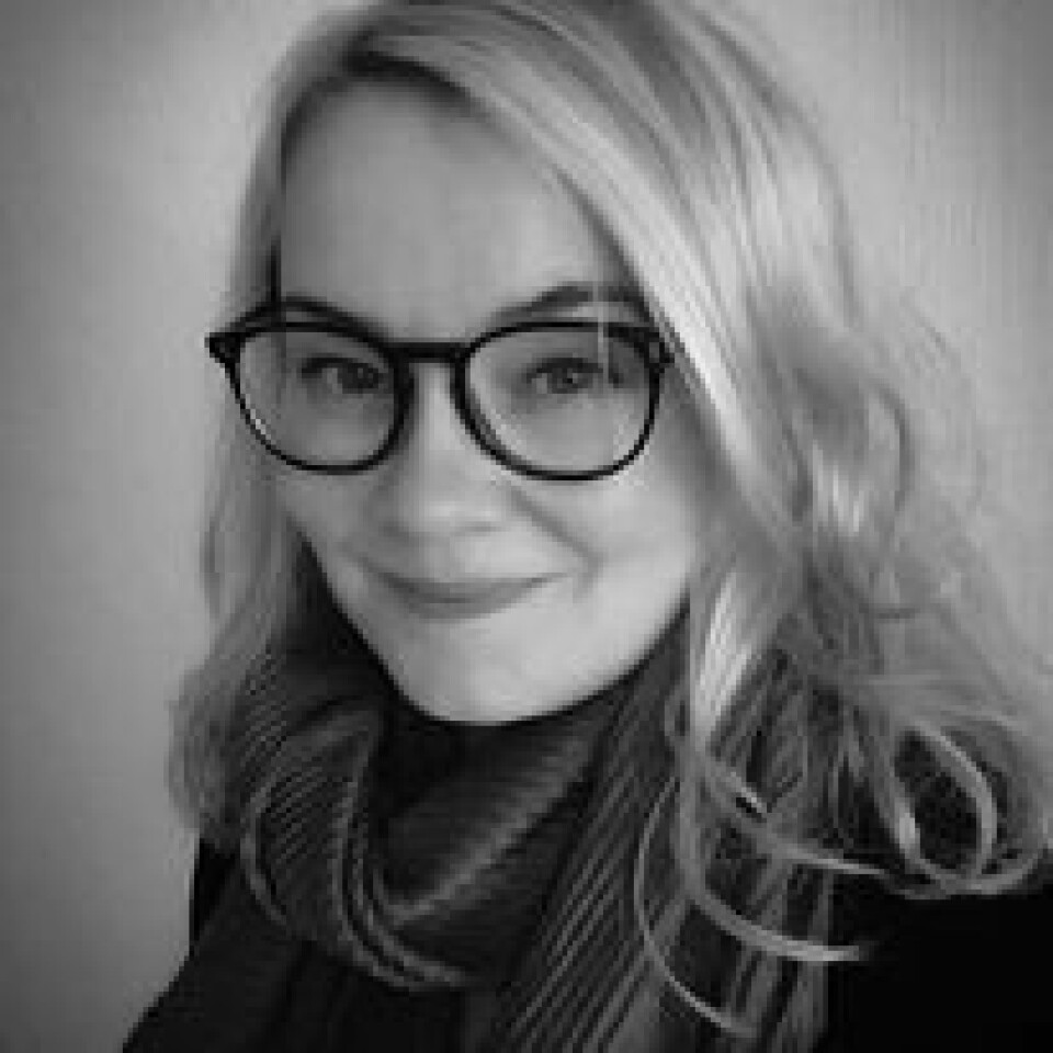 Stine Hartviksen, Fredrikstad Foto i sort-hvitt av kvinne med briller.