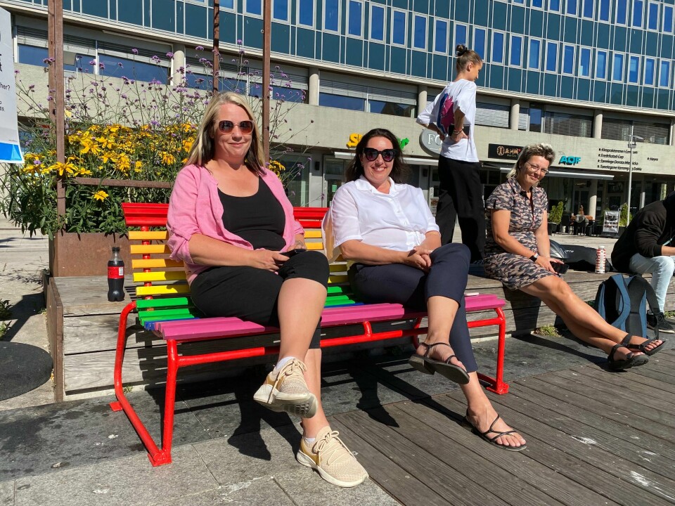 Styreleder Hege Hansen i Fredrikstad Pride og ordfører Siri Martinsen (Ap) holdt begge engasjerte taler i forbindelse med avdukingen av de nye benkene i regnbuens farger. Til stede var også kommunens kultursjef, Tora Klevås (til høyre). Pride-benk i Fredrikstad