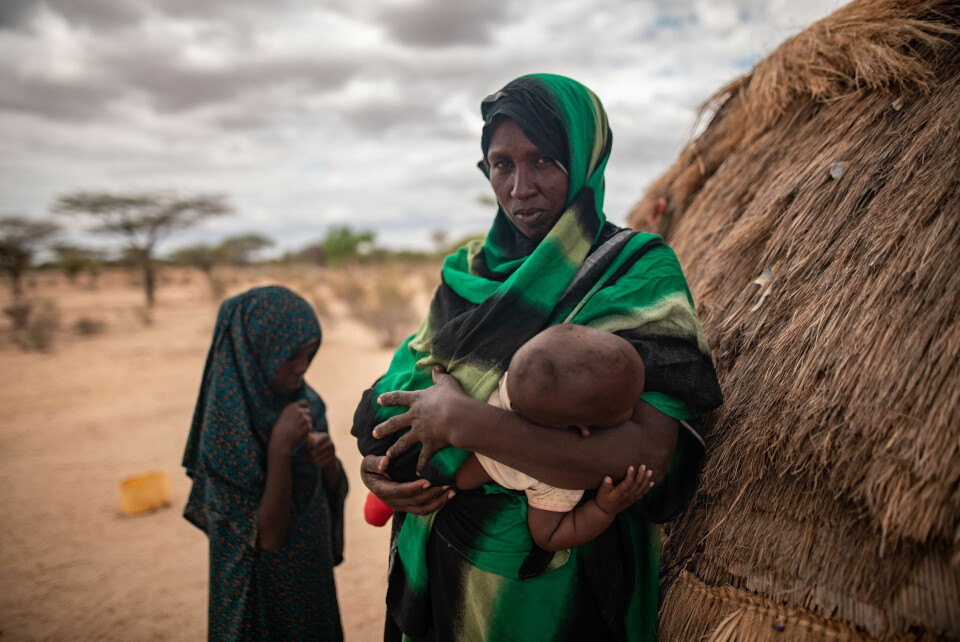 12 år gamle Mahad (t.v.) sammen med moren Batulo er blant familiene i Kenya som sliter i møte med den vedvarende tørken. Familien sliter med å betale for Mahads skolegang, og hun er bekymret for om hun kan fortsette på skolen. 12 år gamle Mahad (t.v.) sammen med moren Batulo, med en åtte måneder gammel baby på armen, står utenfor familiens hjem i Garissa-provinsen i Kenya.