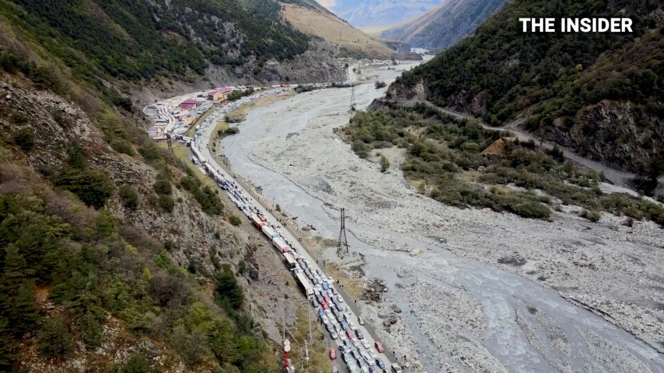 Køene strekker seg flere kilometer langs elva på russisk side av Verkhny Lars grenseovergang mot Georgia. Køene strekker seg flere kilometer langs elva på russisk side av Verkhny Lars grenseovergang mot Georgia.