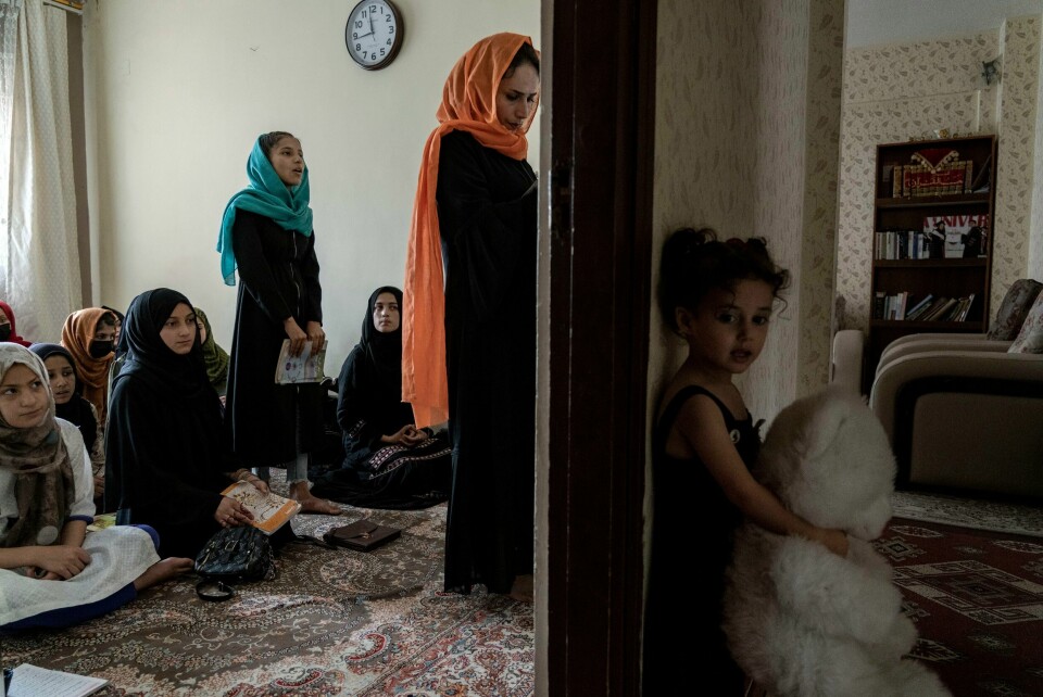 Afghanske jenter får undervisning på en hemmelig skole i Kabul. Ett år etter at Taliban igjen tok makta i Afghanistan, er fortsatt mange jenter stengt ute fra skolene. Afghanske jenter får undervisning på en hemmelig skole i Kabul.
