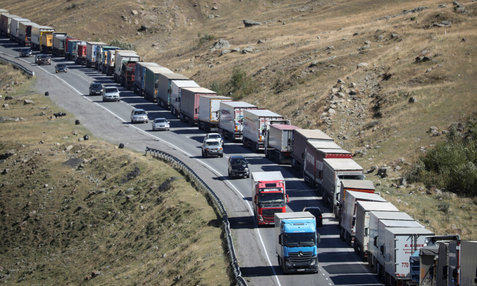 Også varetransporten står fast i kø på den russiske sida av Zemo Larsi/Verkhny Lars grenseovergang mot Georgia. Også varetransporten står fast i kø på den russiske sida av Zemo Larsi/Verkhny Lars grenseovergang mot Georgia.