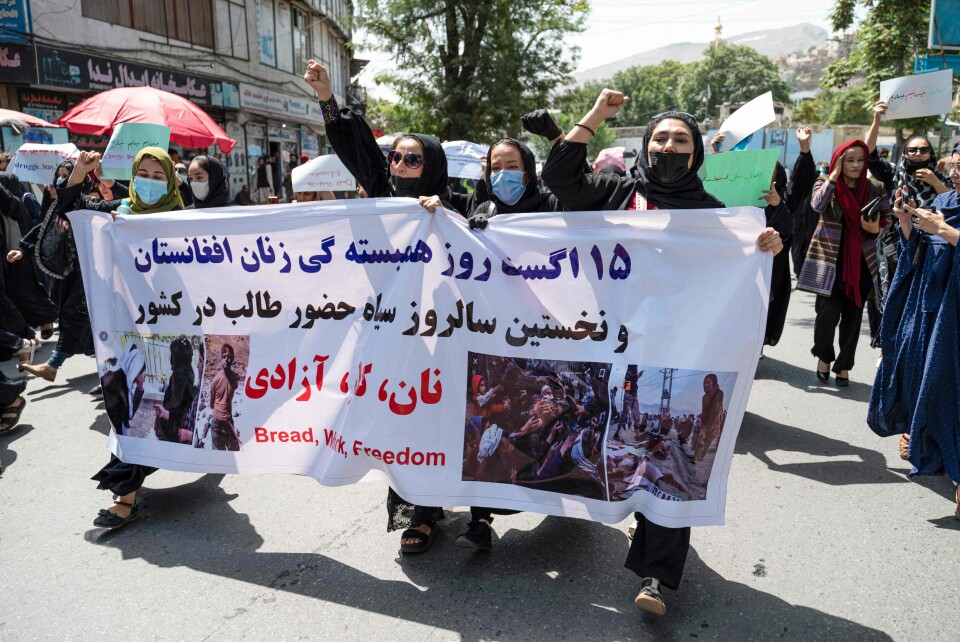 Afghanske kvinner hadde med seg plakater med teksten 'brød, jobb, frihet' i en demonstrasjon i Kabul lørdag 13. august. Flere kvinner ble slått da Taliban-soldater avbrøt demonstrasjonen. Afghanske kvinner hadde med seg plakater med teksten 'brød, jobb, frihet' i en demonstrasjon i Kabul lørdag 13. august. Flere kvinner ble slått da Taliban-soldater avbrøt demonstrasjonen.