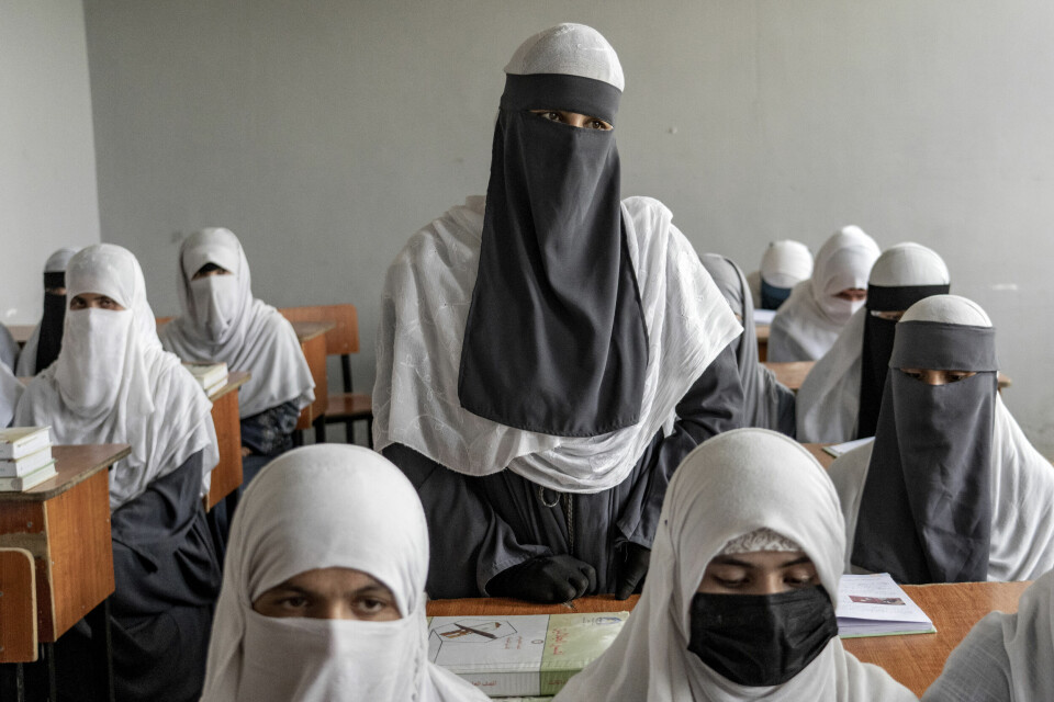 Afghanske jenter får undervisning på en religiøs skole i Kabul som har fått holde åpent siden Taliban igjen tok makta i august i fjor. Afghanske jenter får undervisning på en religiøs skole i Kabul som har fått holde åpent siden Taliban igjen tok makta i august i fjor.