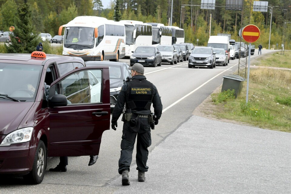 Finske grensevakter sjekker russiske kjøretøy ved grensestasjonen Vaalimaa i Virolahti i Finland på søndag. Finske grensevakter sjekker russiske kjøretøy ved grensestasjonen Vaalimaa i Virolahti i Finland på søndag.