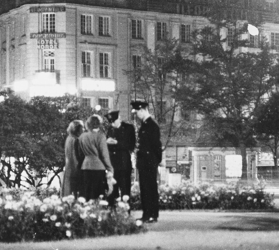 Blackie-gjengen. To jenter i gjengen kontrolleres av politiet på Karl Johan en kveld i 1958. Jentene regnes ikke ordentlig med i gjengen, skrev Aktuell i reportasjen «Derfor var jeg med i Black-gjengen». Blackie-gjengen. To jenter i gjengen kontrolleres av politiet på Karl Johan en kveld i 1958. Jentene regnes ikke ordentlig med i gjengen, skrev Aktuell i reportasjen «Derfor var jeg med i Black-gjengen».